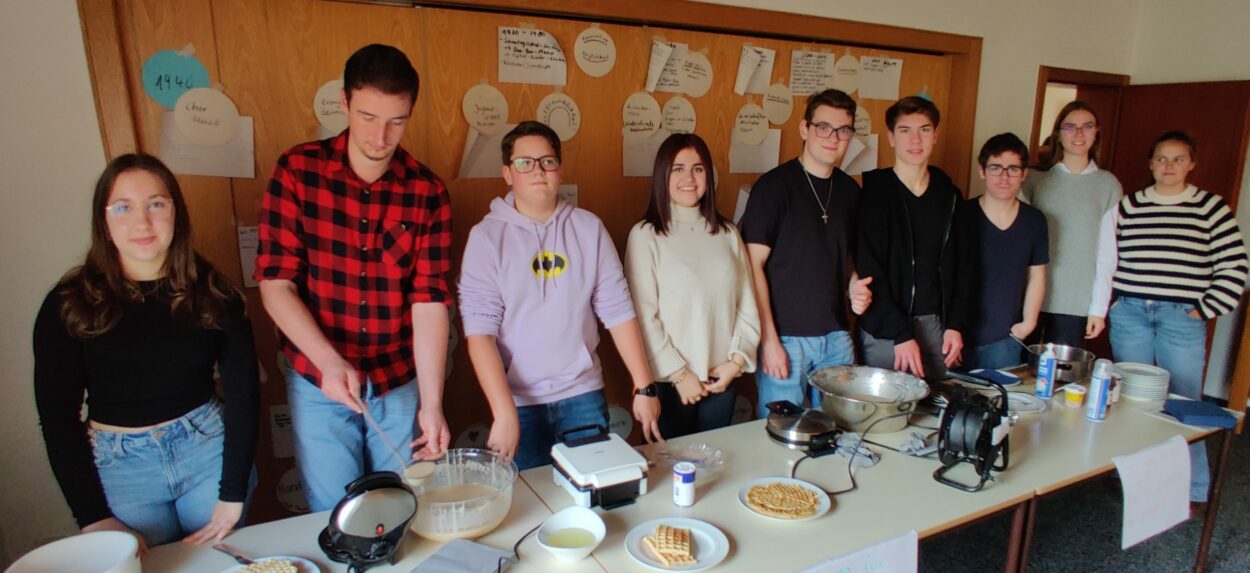 
Jugendgruppe „große Jungschar“ der EFG-Stadthagen beim Waffeln backen zur Unterstützung von Jonah Winkelmann aus Obernkirchen